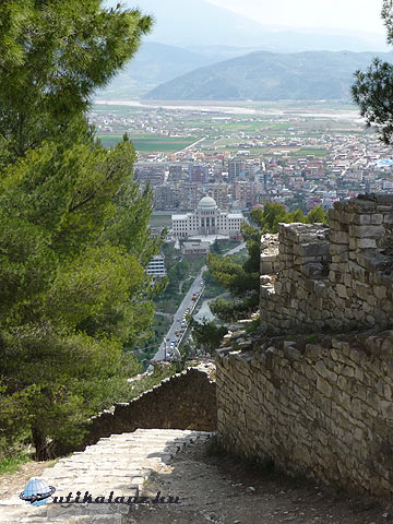 Berat - Kilátás a várfalról. Háttérben az új egyetem és a Tomorri hegység