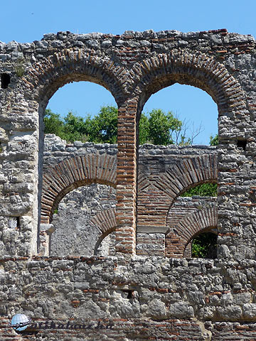 Butrint - A katedrális ablakai