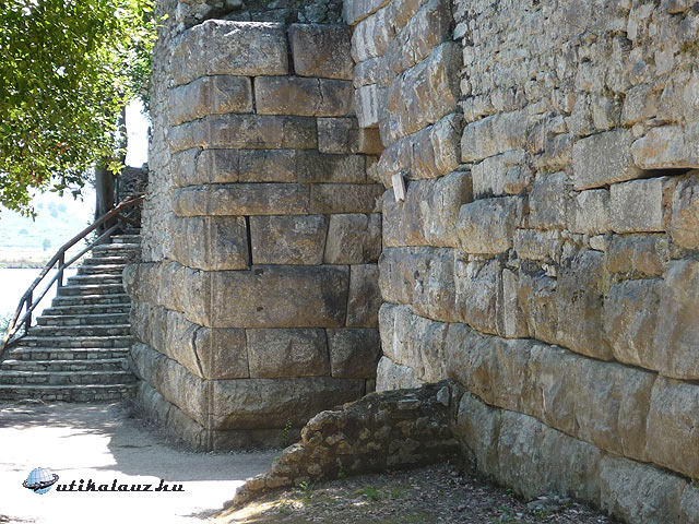 Butrint - Több ezer éves városfal hatalmas kövei