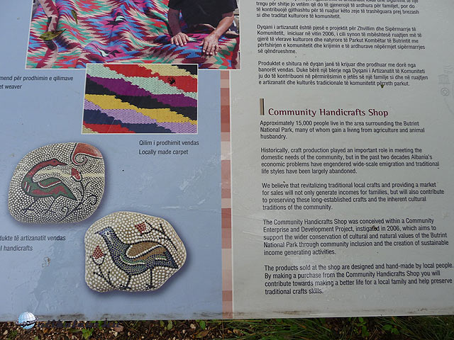 Butrint - Helyi kézművesek árulják a mozaikok után készült kavicsokat