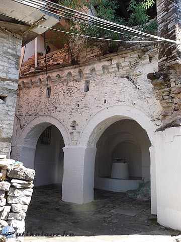 Gjirokaster - Ház a vár alatt