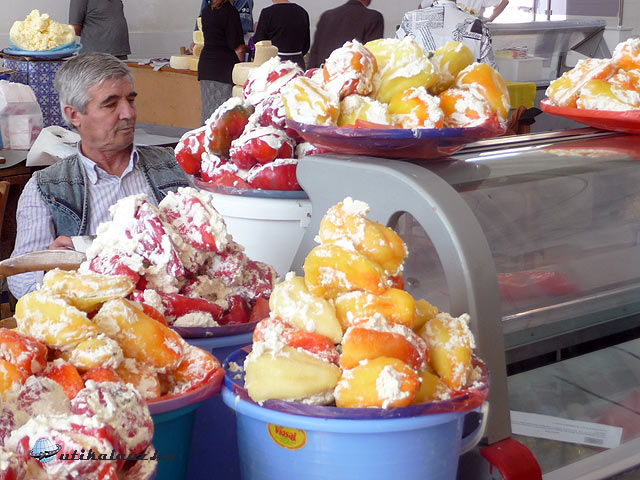 Korca - Túróval töltött paprika a piacon