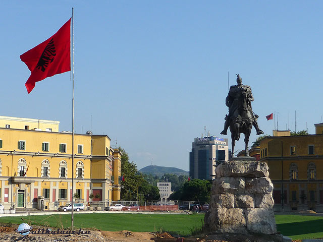 Tirana - Szkander bég szobra a főtéren 