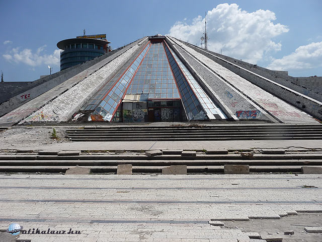 Tirana - A piramis. Hic transit gloria mundi