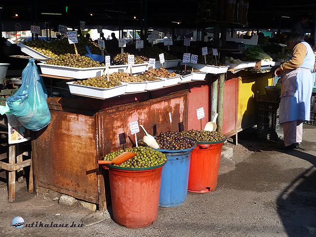 Tirana - Olajbogyó a tiranai piacon