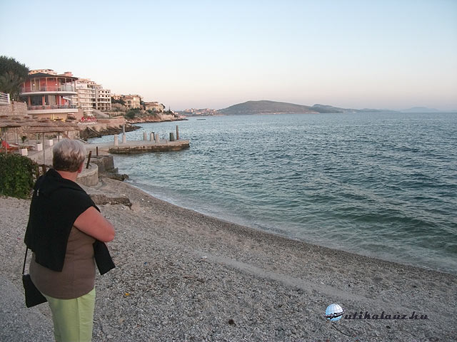 Saranda: szállásunk előtti partszakasz Korfu szigetével