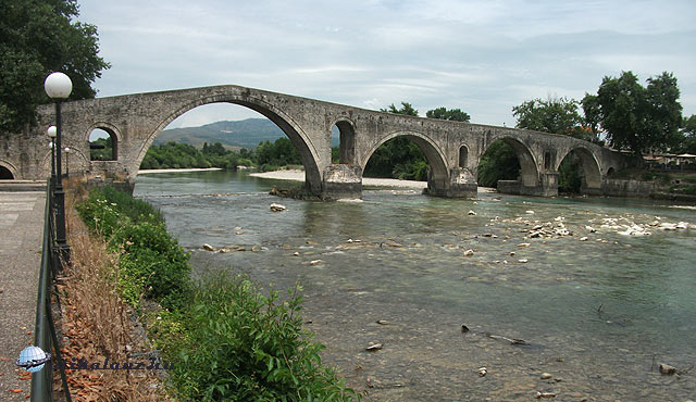 Arta híres hídja ókori alapokon áll
