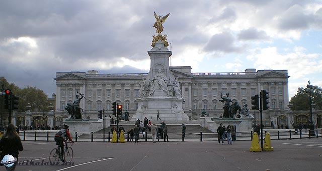 London Buckingham-palota díszes főkapuja
