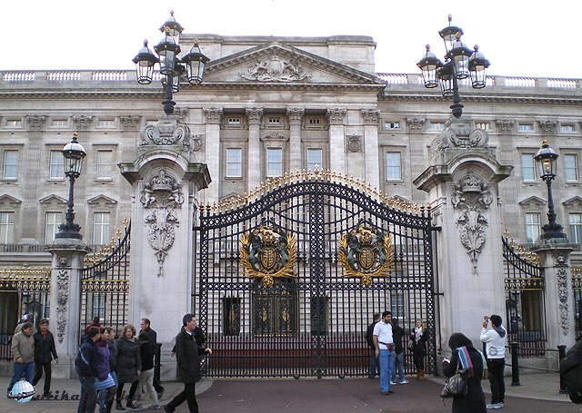 London Buckingham-palota díszes főkapuja
