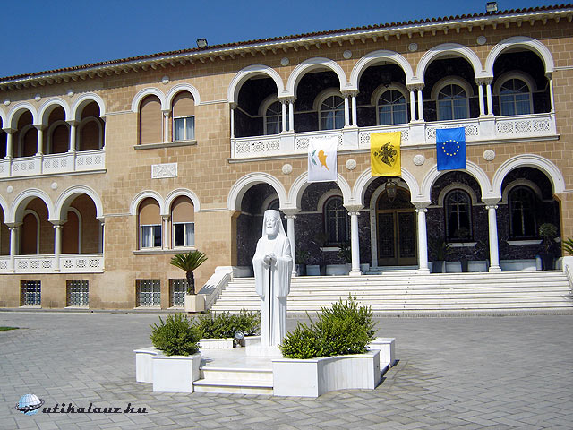 A püspökség épülete Makariosz szobrával