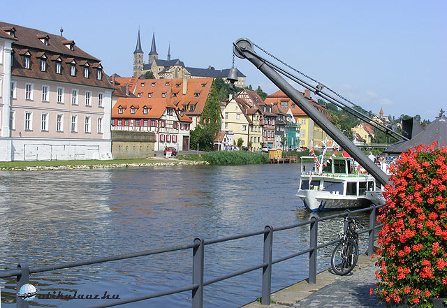 Bamberg – folyópart, háttérben a Szt. Mihály-kolostor