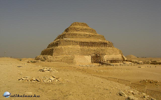 Dzsószer fáraó lépcsős piramisa