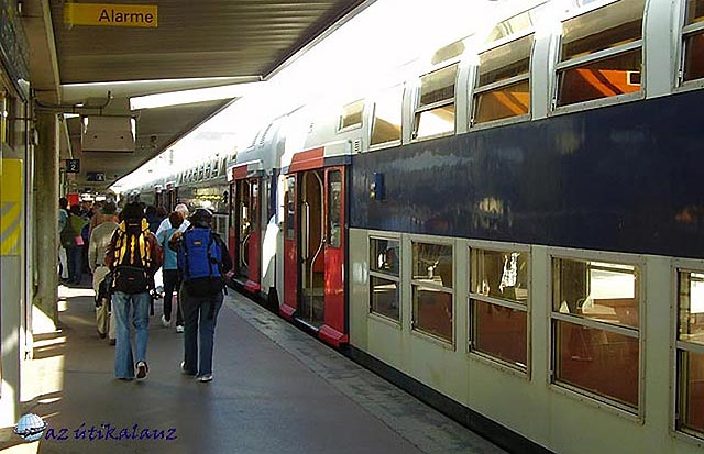 Emeletes RER szerelvény megy Versailles-ba 