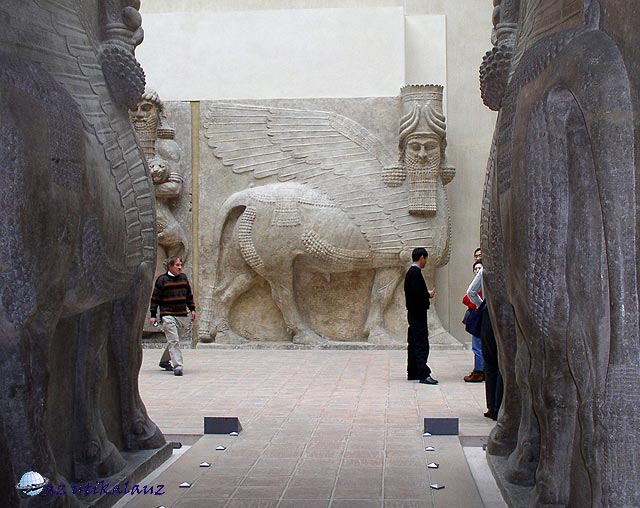 Louvre asszír szobrok és a szamotrakéi Niké