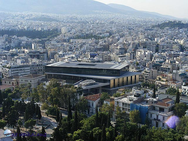 Athén az Acropolisról az Új Múzeum