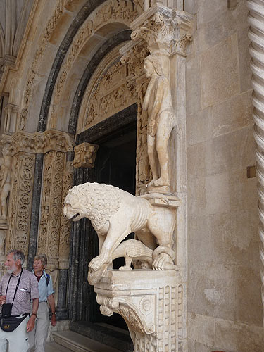 Trogir két oroszlán őrzi a katedrális kapuját Horvátország