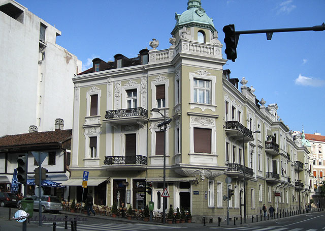 Észre se vennénk, de a kép bal alsó sarkában a kis, emeletes épület Belgrád legrégibb fogadója, az évszázadok óta alig változó Znak Pitanja (Kérdőjel) (ul. Kralja Petra)
