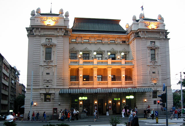 Kötelező látványosság No2: a Nemzeti Színház épülete a Trg Republikén
