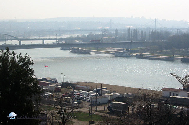 egy város, ami kihasználja a vizeit: teherkikötő a Száván