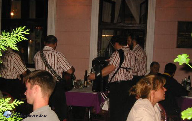 tamburás zenekar a Skadarlija egyik éttermének teraszán