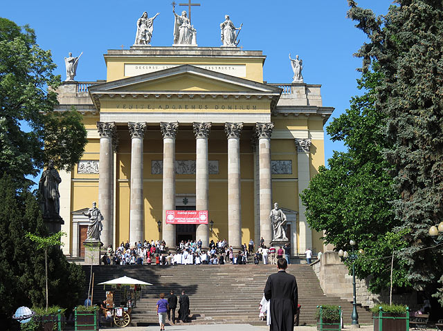 Az egri bazilika főbejárata az oszlopsorral