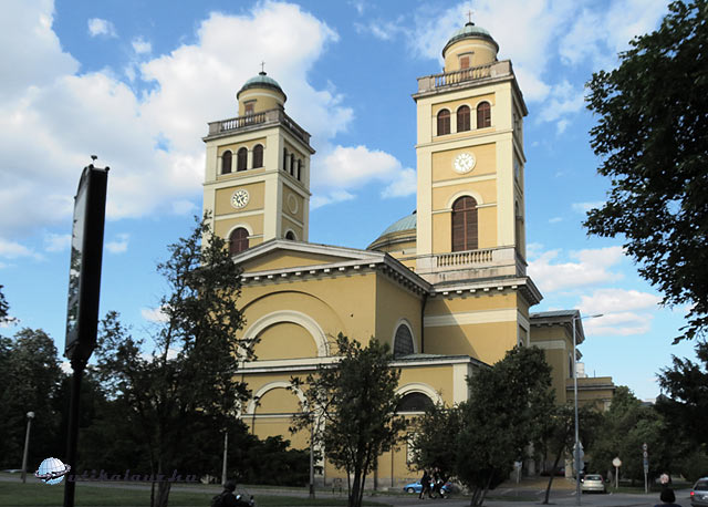 Az egri bazilika hátsó része a tornyokkal a nyugati oldalon 
