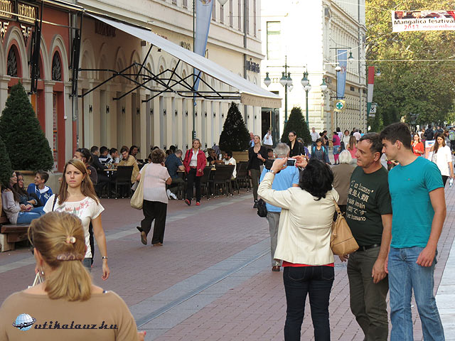 Szeged Kárász utca turisták kávézók