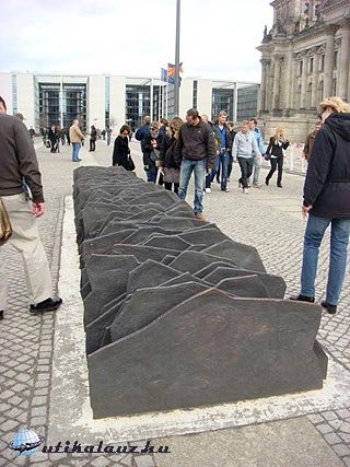 Emlékmű a Reichstagnál Berlin