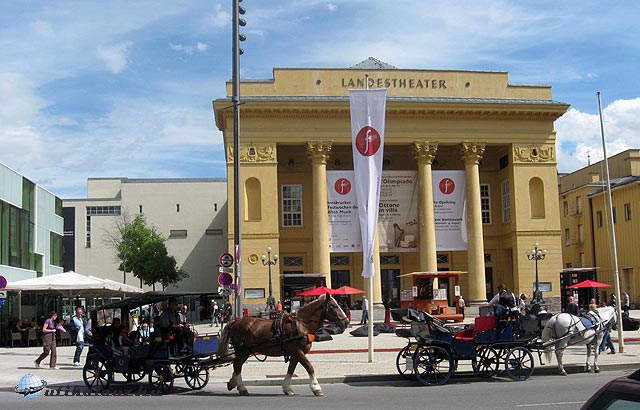 Innsbruck - konflis a színház előtt 