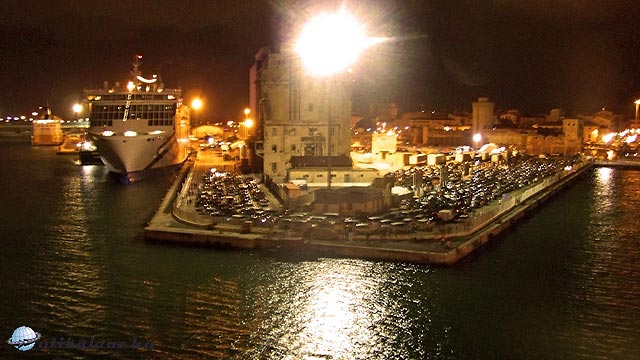 Livorno kikötője éjjel Olaszország