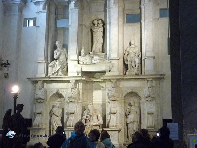 San Pietro in Vincoli Mindig tömeg van a Mózes előtt