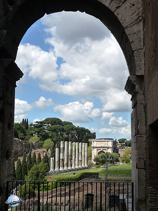 Colosseum A nézőteret körülsétálva ragyogó kilátás nyílt a Palatinusra