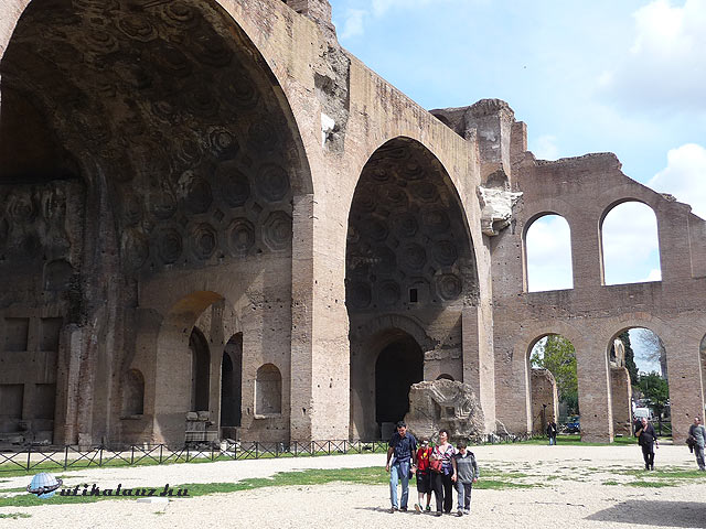 Forum Romanum Ennyi maradt Maxentius bazilikájából