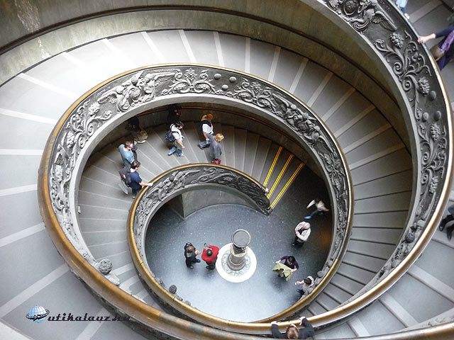 Vatikáni múzeumok Giuseppe Momo lépcsőháza 1932-ből