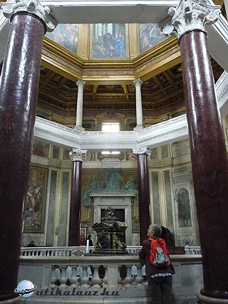 San Giovanni in Laterano Az ókeresztény Baptisterium minden keresztelőkápolna őse és mintája