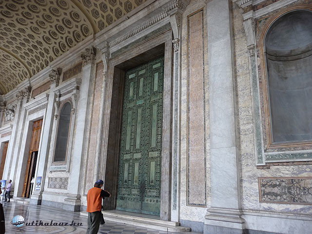 San Giovanni in Laterano. Antik bronzkapu a barokk loggia alatt