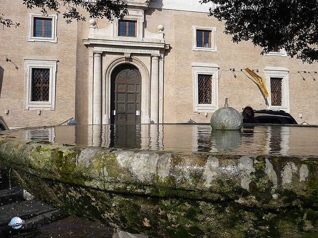 Villa Medici nézegeti magát a víztükörben
