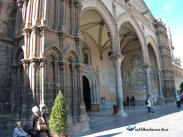 Palermo A gótikus-katalán stílusú oszlopcsarnok, a jelenleg használt bejárat