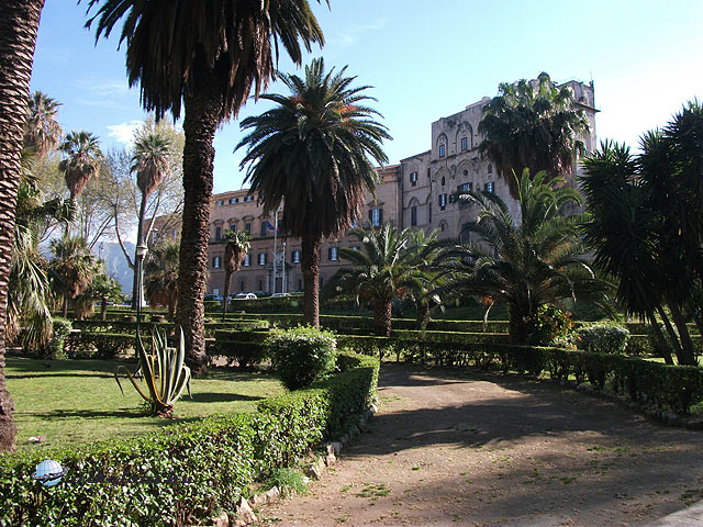 Palermo A Palazzo Reale, ahogy a Villa Bonanno parkból látszik