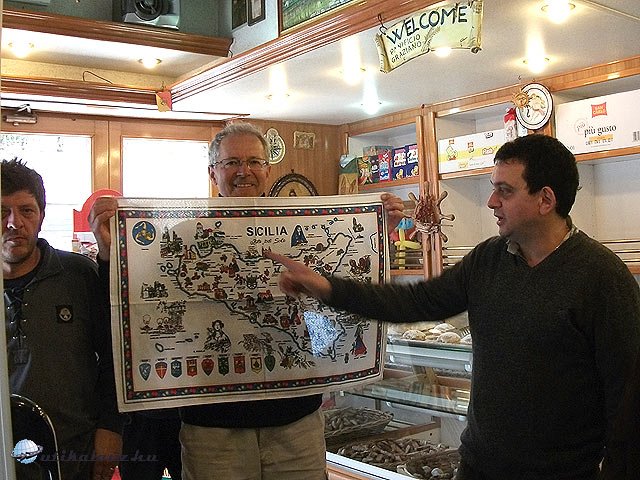 Palermo Az ajándékba adott térkép segítségével „oktat” a pizzéria főnöke