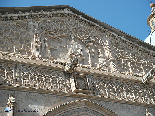 Palermó Szicíliai-spanyol díszítés (1426, Gambara) a főbejárat felett 