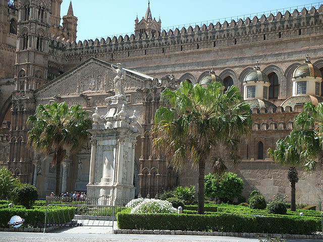 A Palermói Katedrális jobb, tér felőli oldala a mostani bejárattal
