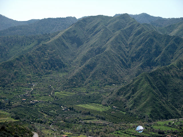 A Monti Peloritani hegylánc zöldellő lejtői