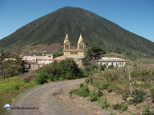 A Monte Porri és a nevezetes S.M. di Terzito templom, Salina