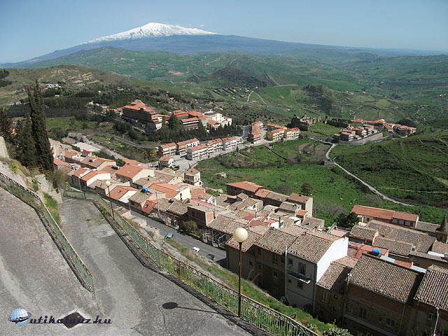 Kilátás Troinaból (1116 m) az Etna felé