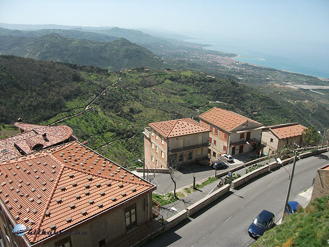 Kilátás a Tirrén tengerpart felett „548 m-en lebegő” S. Marco d’Alunzioból