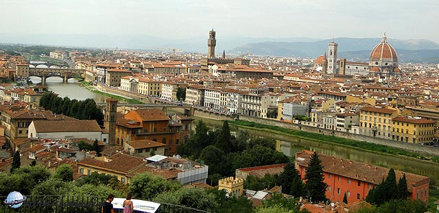 Firenzei panoráma az Arno-folyóval és kereskedők hídjával
