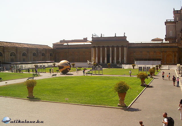 A Vatikáni Múzeumok udvarán