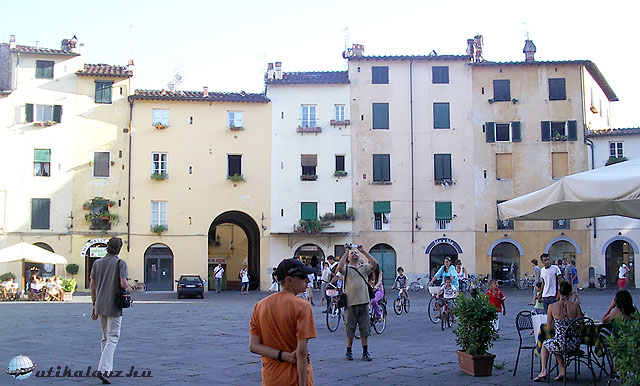 Lucca főterén