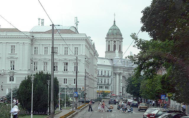 Romai katolikus templom, baloldalt a szinház Szabadság téri oldala  Arad